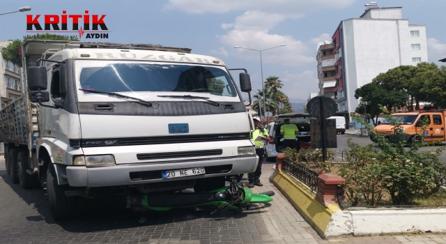 Aydın'da motorsiklet sürücüsü kamyonetin altında kaldı