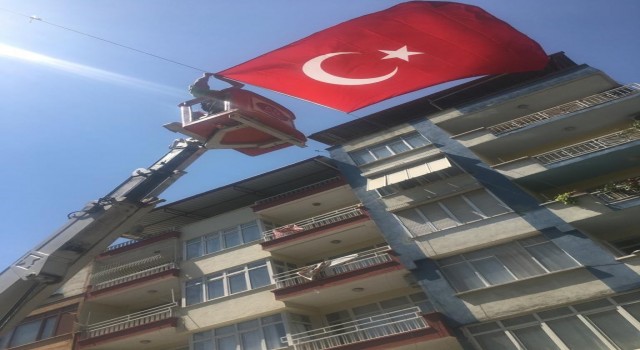 Kopmak üzere olan bayrak, yenisi ile değiştirildi