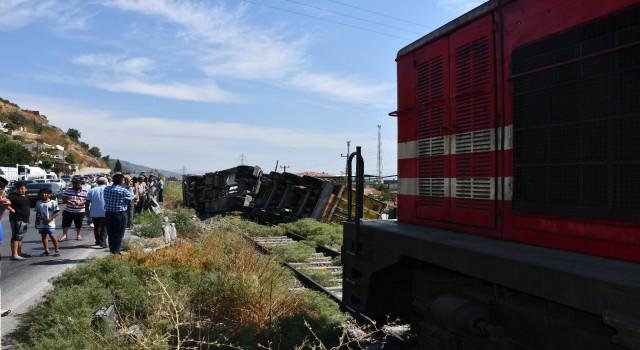 Söke’de tır, trenin önüne devrildi, facianın eşiğinden dönüldü