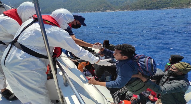 Yunanistan ölüme terk ediyor, Türk Sahil Güvenlik ekipleri kurtarıyor