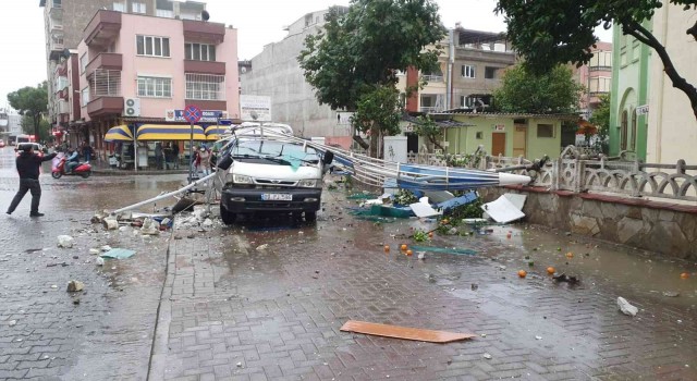 Fırtına minareyi böyle yıktı, insanlar saniyelerle kurtuldular