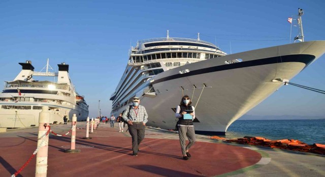 Kuşadası’nda iki kruvaziyer gemisi limana yanaştı