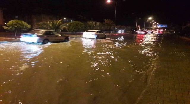 Söke’de sağnak yağmur sonrası sel meydana geldi