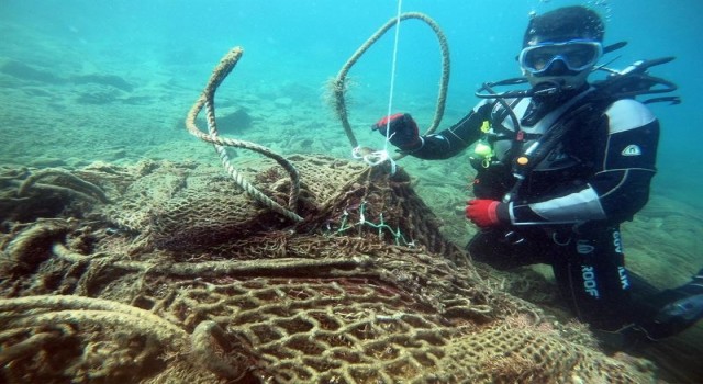 10 ton ağırlığındaki hayalet ağ denizden çıkarılıyor