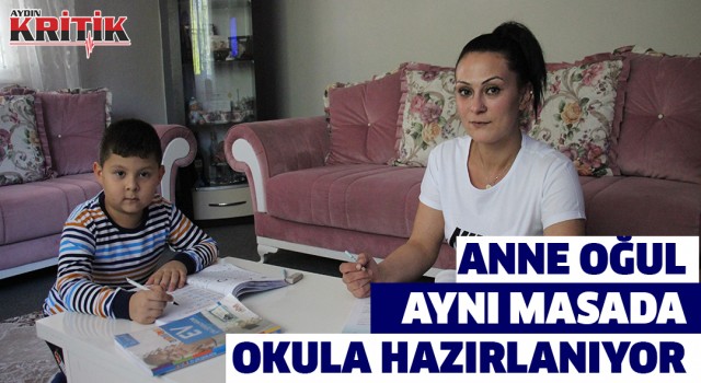 Anne oğul aynı masada okula hazırlanıyor