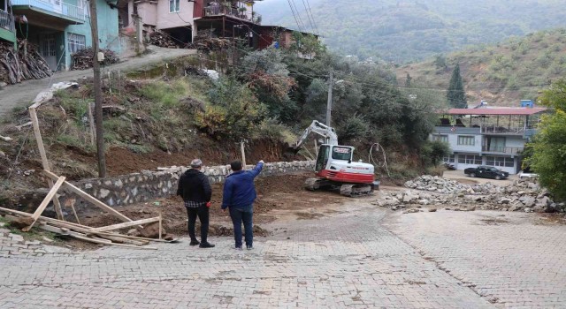 Başkan Özcan, Işıklar Mahallesi’nde incelemelerde bulundu