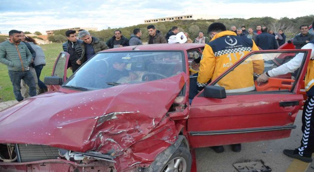 Trafik kazasında otomobilin içinde sıkışan sürücüyü itfaiye kurtardı