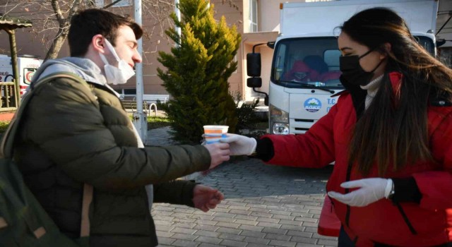 Söke Belediyesi buz gibi havada öğrencilerin içini ısıttı.