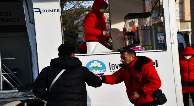 Söke Belediyesi buz gibi havada öğrencilerin içini ısıttı.