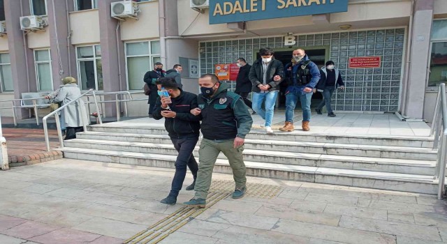 Tatilci görünümlü uyuşturucu tacirleri Aydın polisini geçemedi