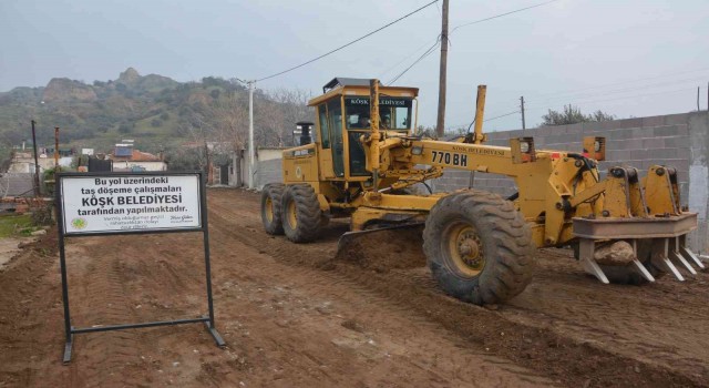 Köşk’te yol tesviye çalışmaları devam ediyor