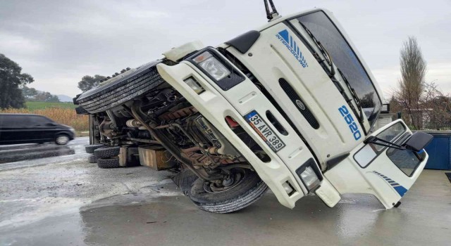 Ani dönüş yapmak isteyince, malzeme yüklü kamyon devrildi