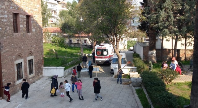 Madde bağımlısı şahıs, çocukların gözü önünde yere yığılıp kaldı