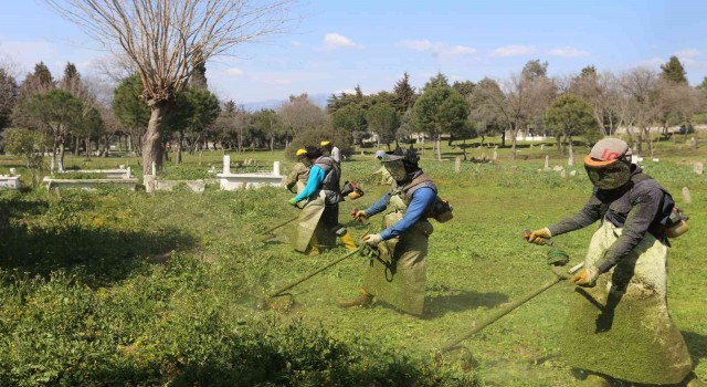 Efeler’de mezarlıklar temizleniyor