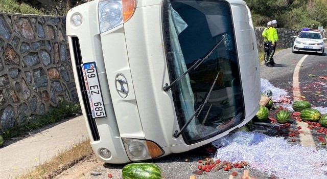 Karpuz yüklü kamyonet virajı alamadı: 1 yaralı