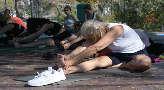 Kuşadası ’Dünya Yoga Günü’nde tüm canlılara nefes oldu