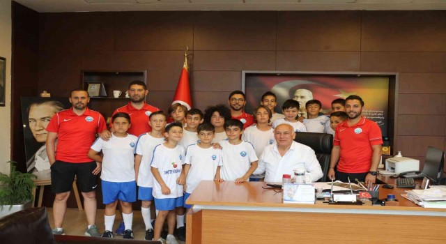 Söke Belediye Başkanı Tuncel’den minik futbolculara milli maç jesti