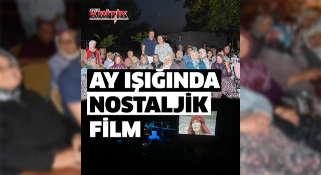 Ay ışığı altında nostaljik film izlediler