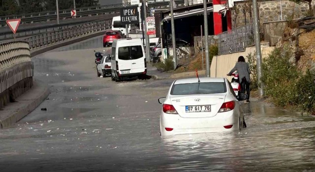 Kuşadası’nda sağanak yağış etkili oldu, yollar göle döndü