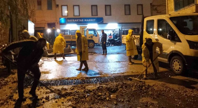 Kuşadası’nda şiddetli yağışlara karşı belediye ekipleri gece gündüz teyakkuzda