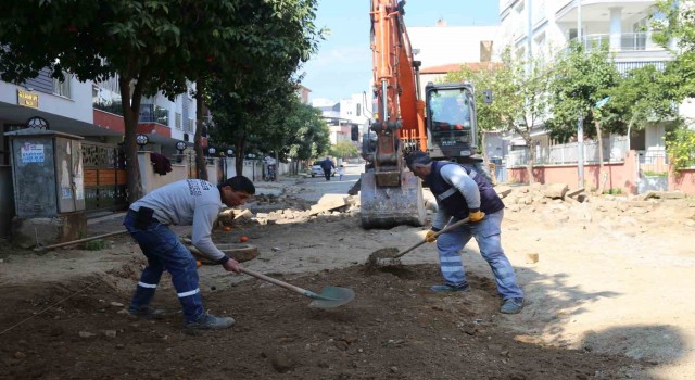 Efeler Belediyesi ekipleri Girne Mahallesi’ndeki yolları yeniliyor