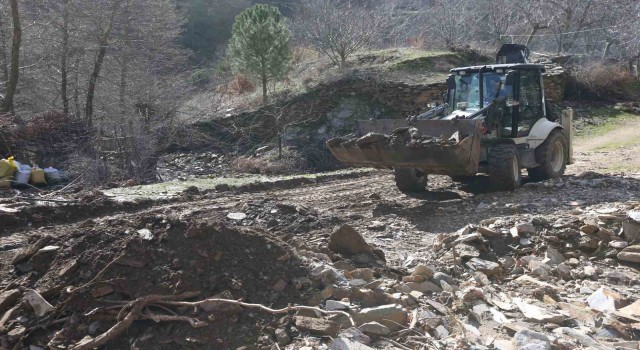 Efeler Belediyesi, yağış nedeniyle kapanan yollara müdahale etti