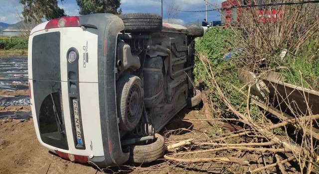 Aydın’da sürücüsünün hakimiyetini kaybettiği ticari araç tarlaya uçtu