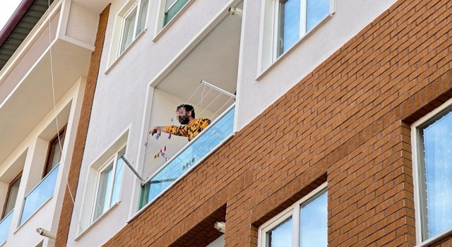 Balkonda başına dayadığı tüfekle mahalleyi ayağa kaldırdı