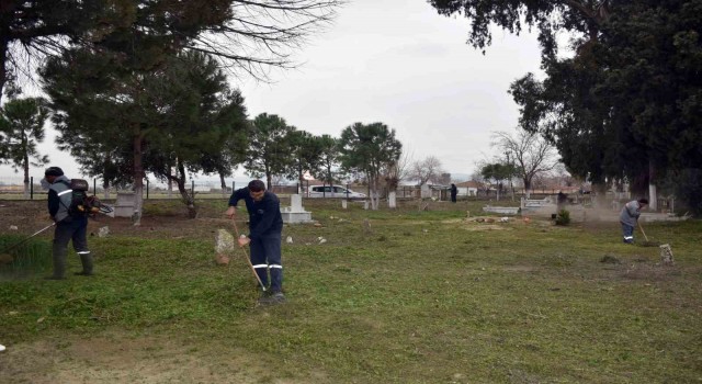 Germencik’teki mezarlıklarda bayram temizliği