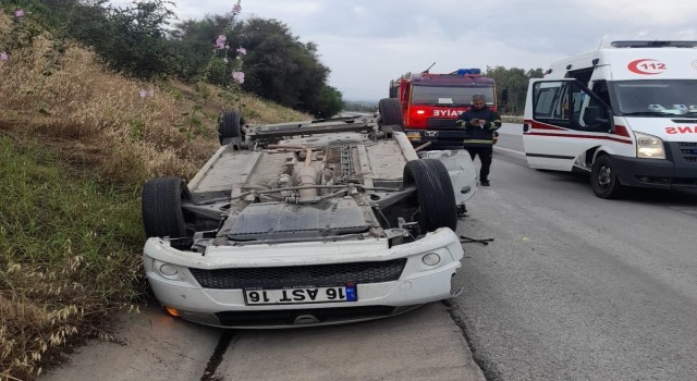 Otobanda kontrolden çıkan otomobil ters döndü