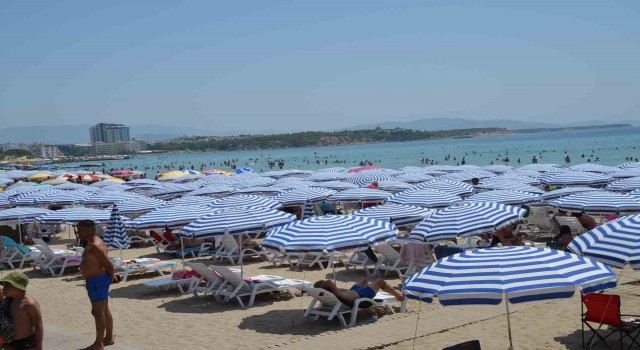 Didim’de sıcak hava bunalttı, tatilciler plaja akın etti