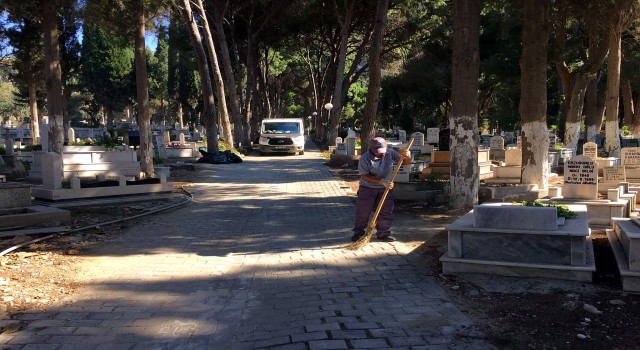  Söke Belediyesi’nden Bayram öncesi mezarlık temizlikleri