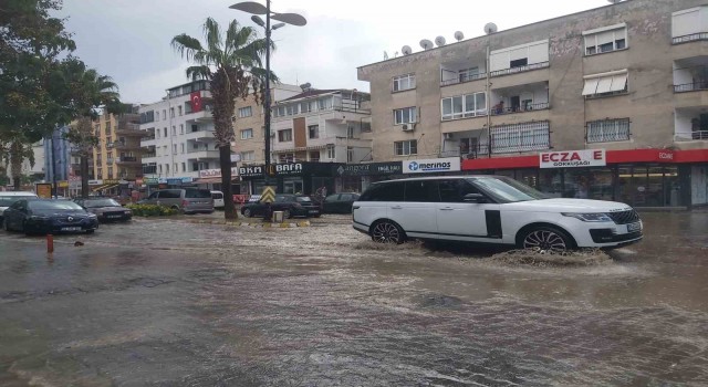 Didim’de sağanak yağış etkili oldu