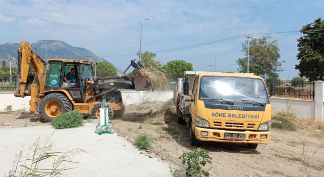 SÖKE BELEDİYESİ'NİN SAHA EKİPLERİ ÇALIŞMALARI OKUL ÇEVRELERİNE TAŞIDI