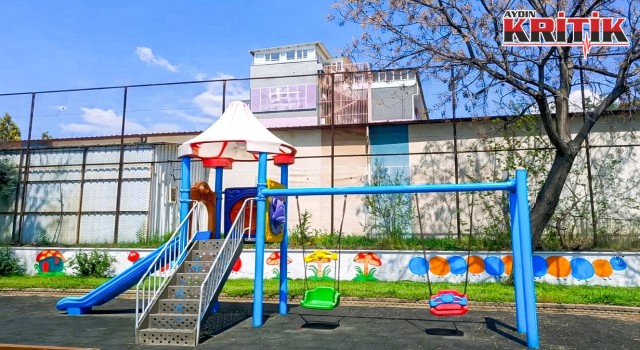 Efeler’in Parkları Renkleniyor