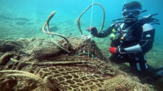 10 ton ağırlığındaki hayalet ağ denizden çıkarılıyor