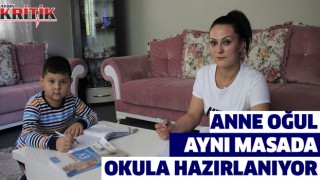 Anne oğul aynı masada okula hazırlanıyor