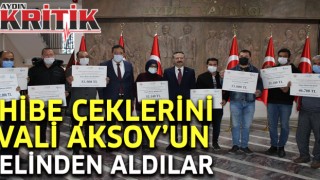 Hibe çeklerini Vali Aksoy’un elinden aldılar