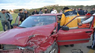 Trafik kazasında otomobilin içinde sıkışan sürücüyü itfaiye kurtardı