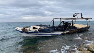 Didim’de teknesi yanan kaptanı Sahil Güvenlik ekipleri kurtardı