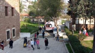 Madde bağımlısı şahıs, çocukların gözü önünde yere yığılıp kaldı