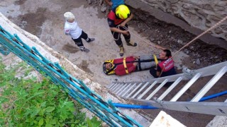 Ağaçtan dereye düşen şahsı itfaiye kurtardı