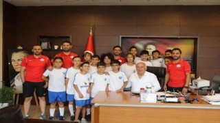 Söke Belediye Başkanı Tuncel’den minik futbolculara milli maç jesti