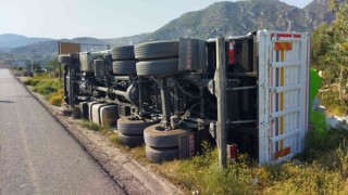 Gaz beton yüklü kamyon devrildi