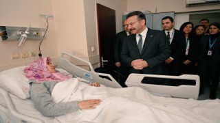 Vali Aksoy, Aydın’da tedavi gören depremzede vatandaşlarla görüştü