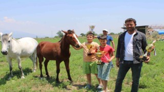 Atalarından devraldığı binlerce yıllık rahvan at geleneğini yaşatıyor