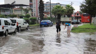 Aydın yağmura teslim oldu, şehir yaz ortasında kışı yaşadı