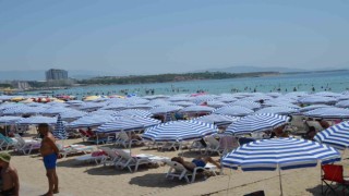 Didim’de sıcak hava bunalttı, tatilciler plaja akın etti