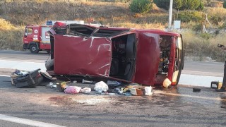 Ticari araç ile çarpışan otomobil yan yattı: 5 yaralı