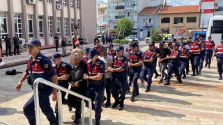 Polisin bıçaklanması olayı ile ilgili gözaltına alınan 8 şüpheli adliyeye sevk edildi